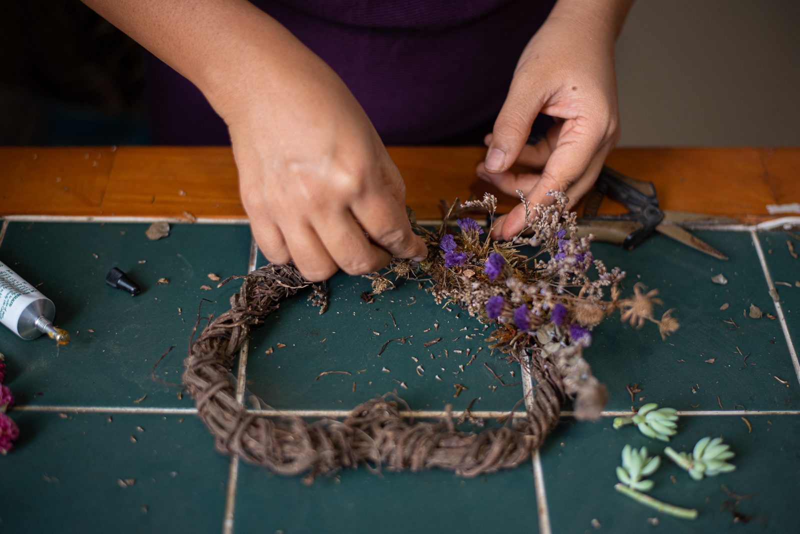 Assembling a dried flower wreath
