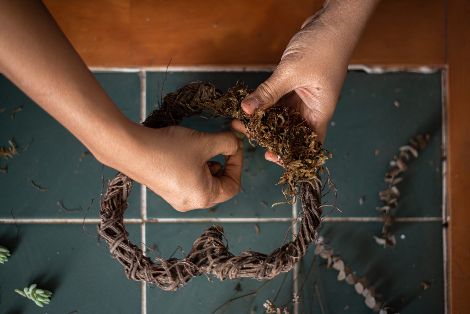 Twisting a wreath frame
