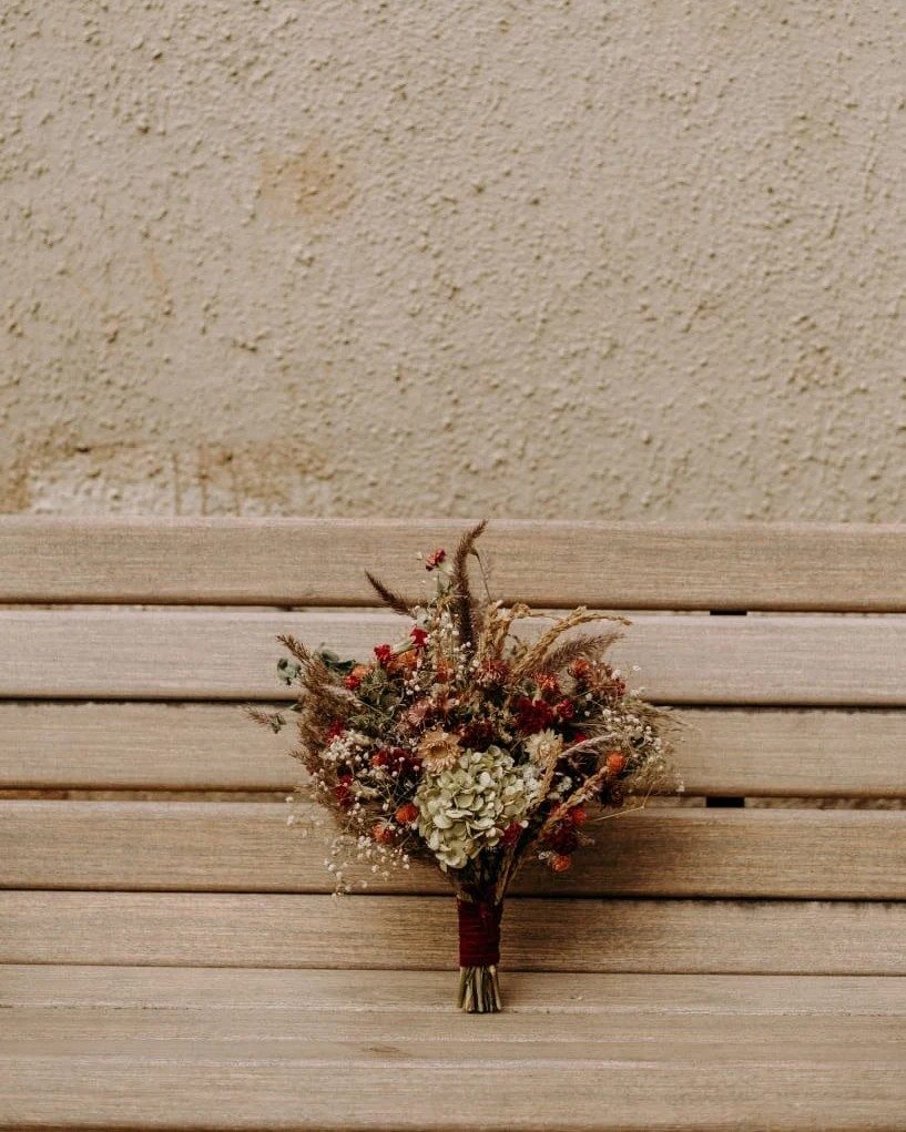 Bud vase arrangement
